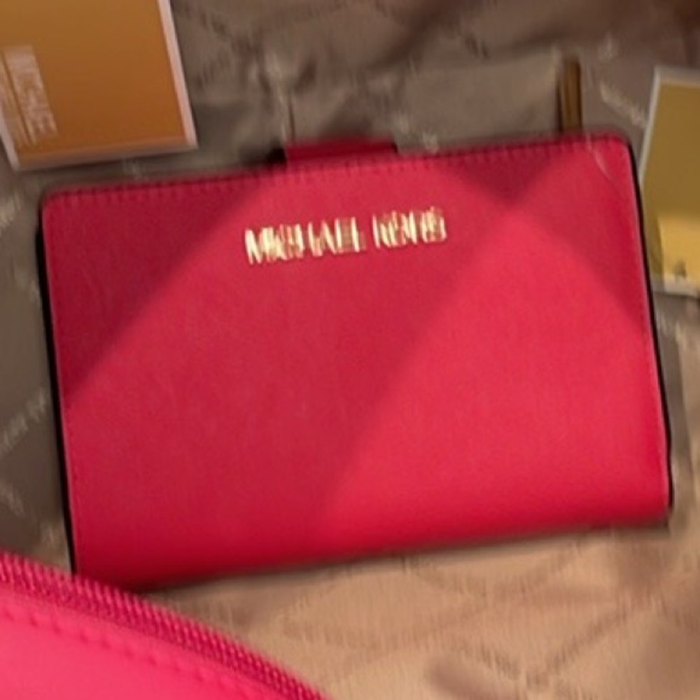 MICHAEL KORS
Medium Crossgrain Leather Wallet
Electric Pink
NWT - Picture 10 of 16